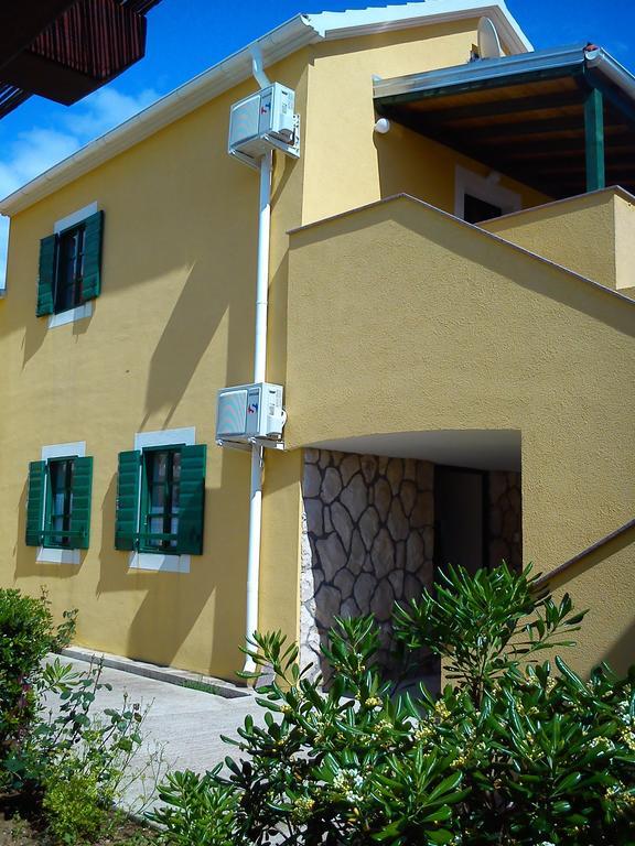 Milutinov Dvor Apartments Vrsi Bagian luar foto