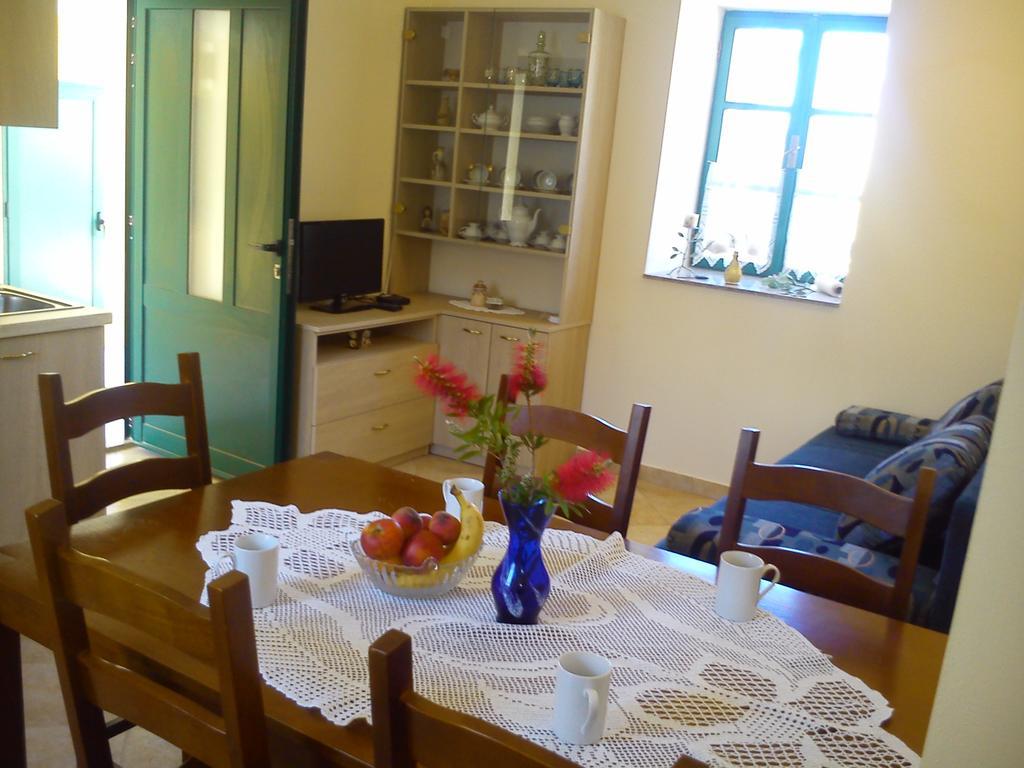 Milutinov Dvor Apartments Vrsi Bagian luar foto