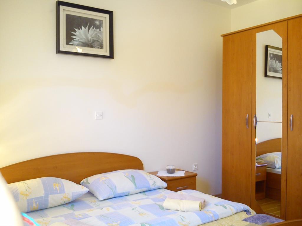 Milutinov Dvor Apartments Vrsi Bagian luar foto