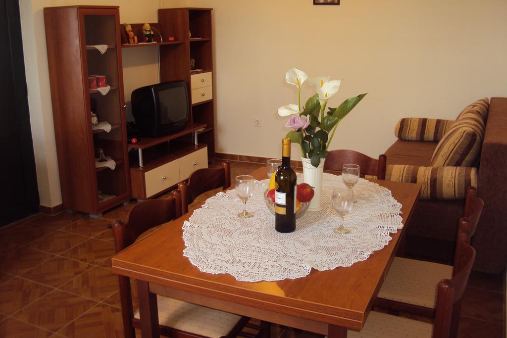 Milutinov Dvor Apartments Vrsi Bagian luar foto