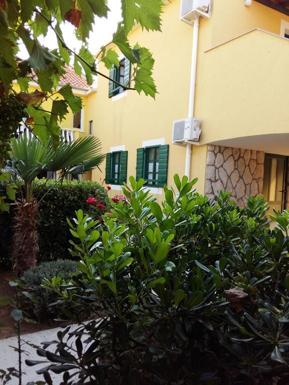 Milutinov Dvor Apartments Vrsi Bagian luar foto