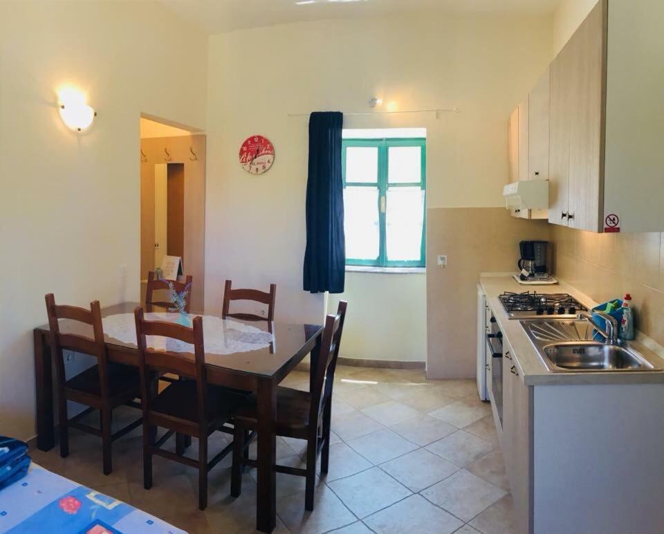 Milutinov Dvor Apartments Vrsi Bagian luar foto